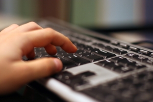 Az internet veszélyei és kockázatai gyerekre és fiatalokra
