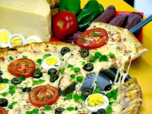 Pizza készítés otthon – egyedi ízesítés a kulináris élvezetekért